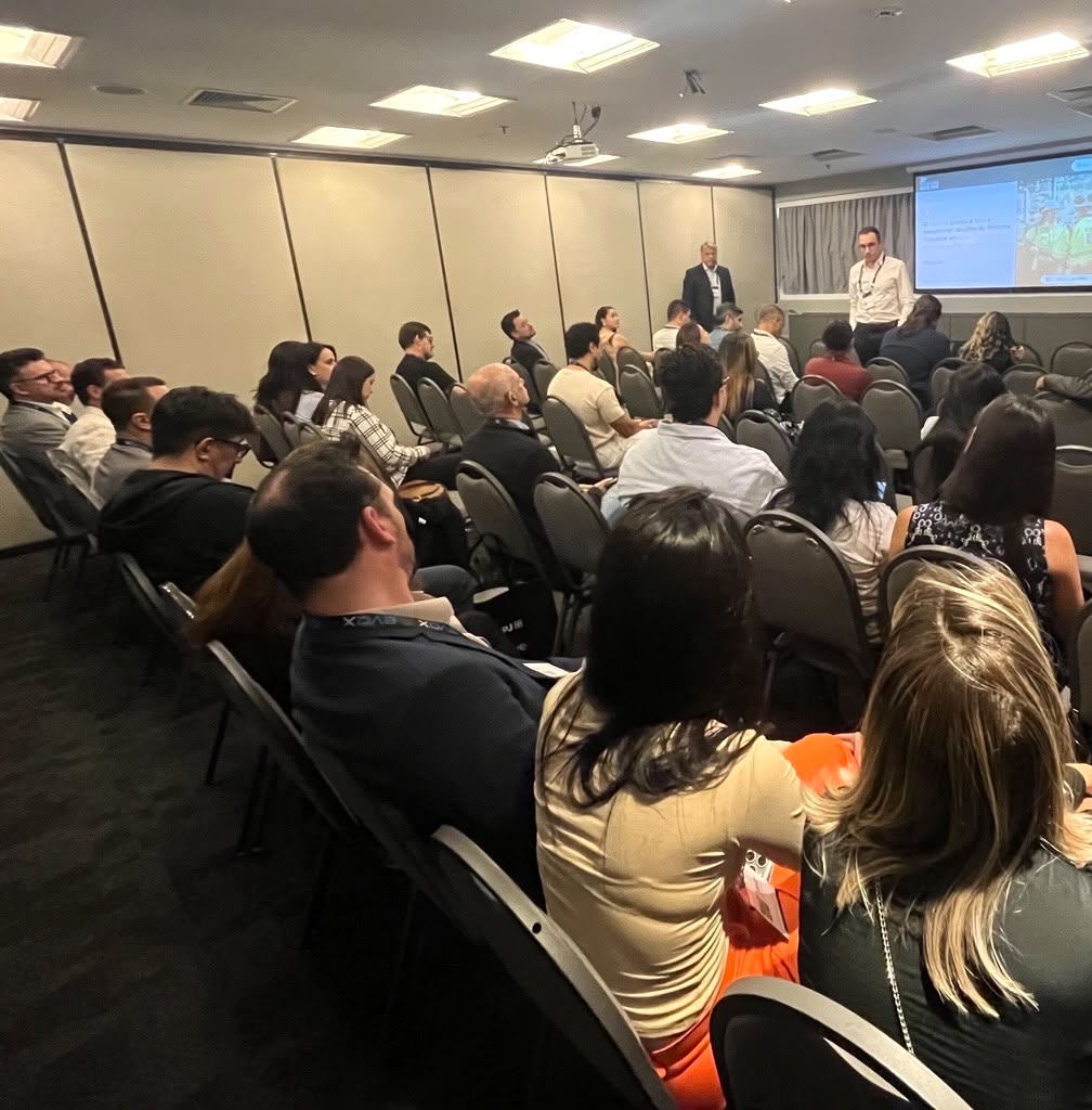 Apresentação da Addvisor Group na 28ª Conferência Anual ASUG 2026, com profissionais acompanhando uma palestra sobre soluções e inovações para o ecossistema SAP.